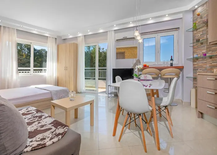 4. Sea View Luxury Suite For 4 In Rhodes Centre!